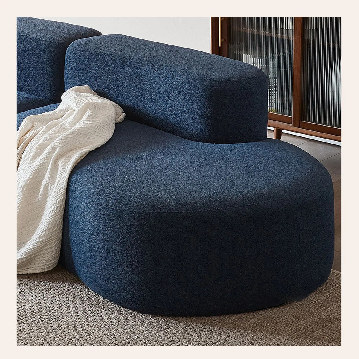 Sofá secional curvo moderno com tecido Sherpa e espuma comprimida